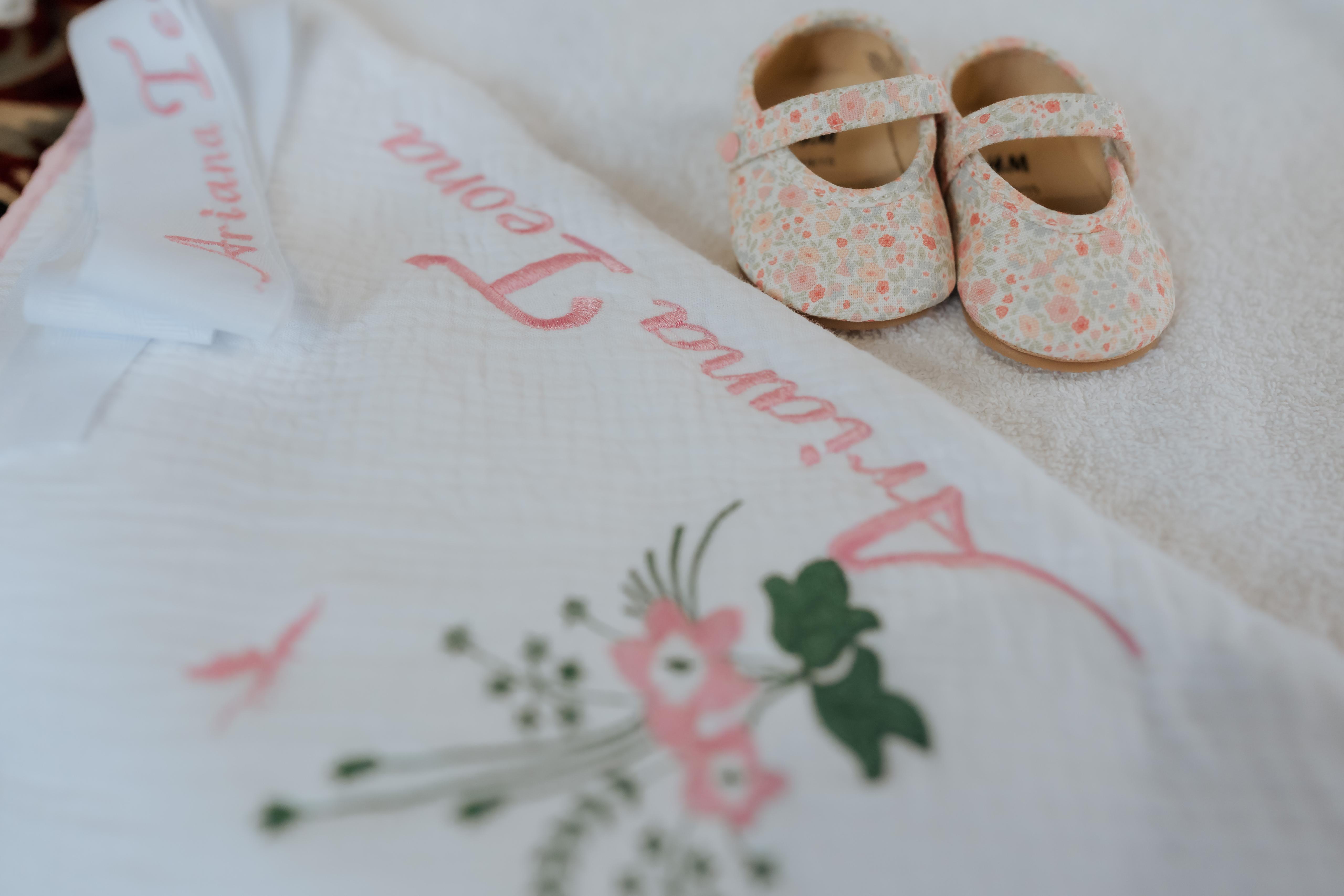 Trusou de botez personalizat cu broderie și botoșei delicați